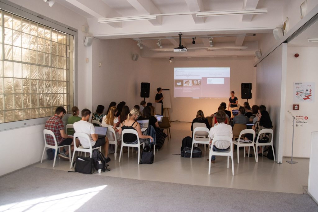 Workshop na Letní škole badatelské výuky. Foto Martin Hundák, FF UK