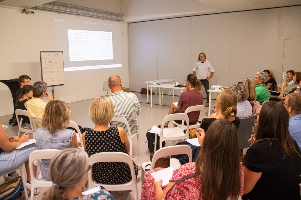 Workshop na Letní škole badatelské výuky. Foto Martin Hundák, FF UK