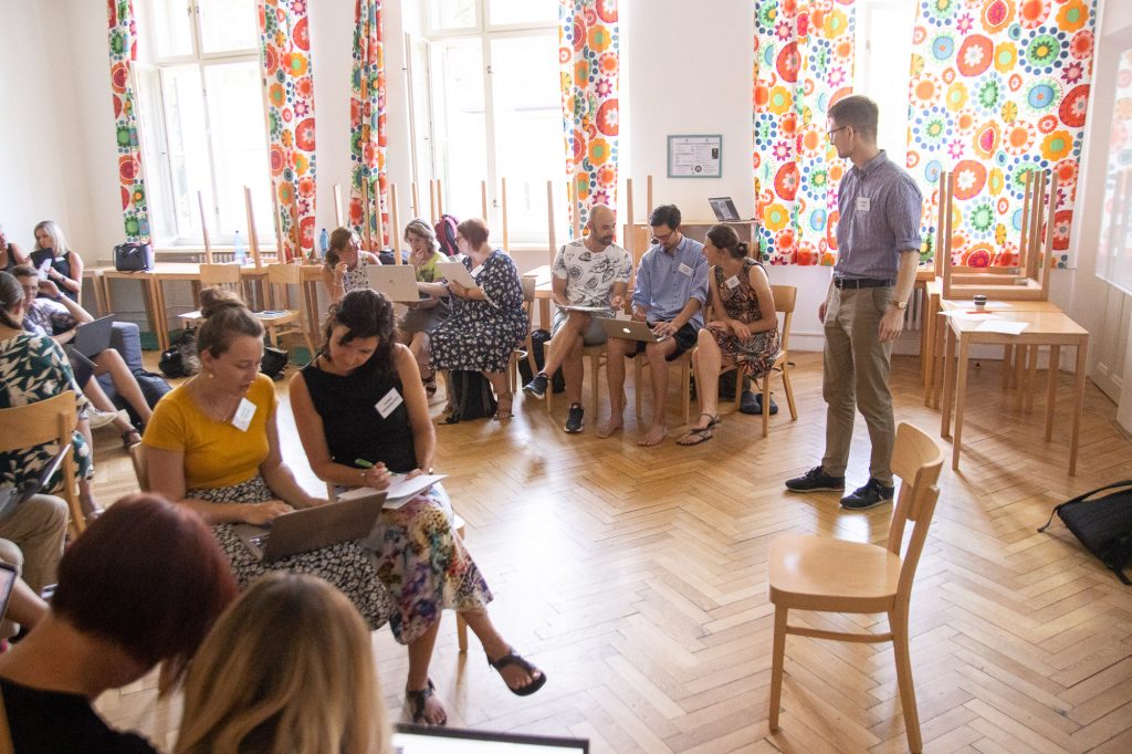 Workshop na Letní škole badatelské výuky. Foto Martin Hundák, FF UK